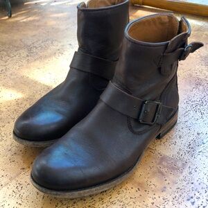FRYE sz 7 brown zip up ankle boots